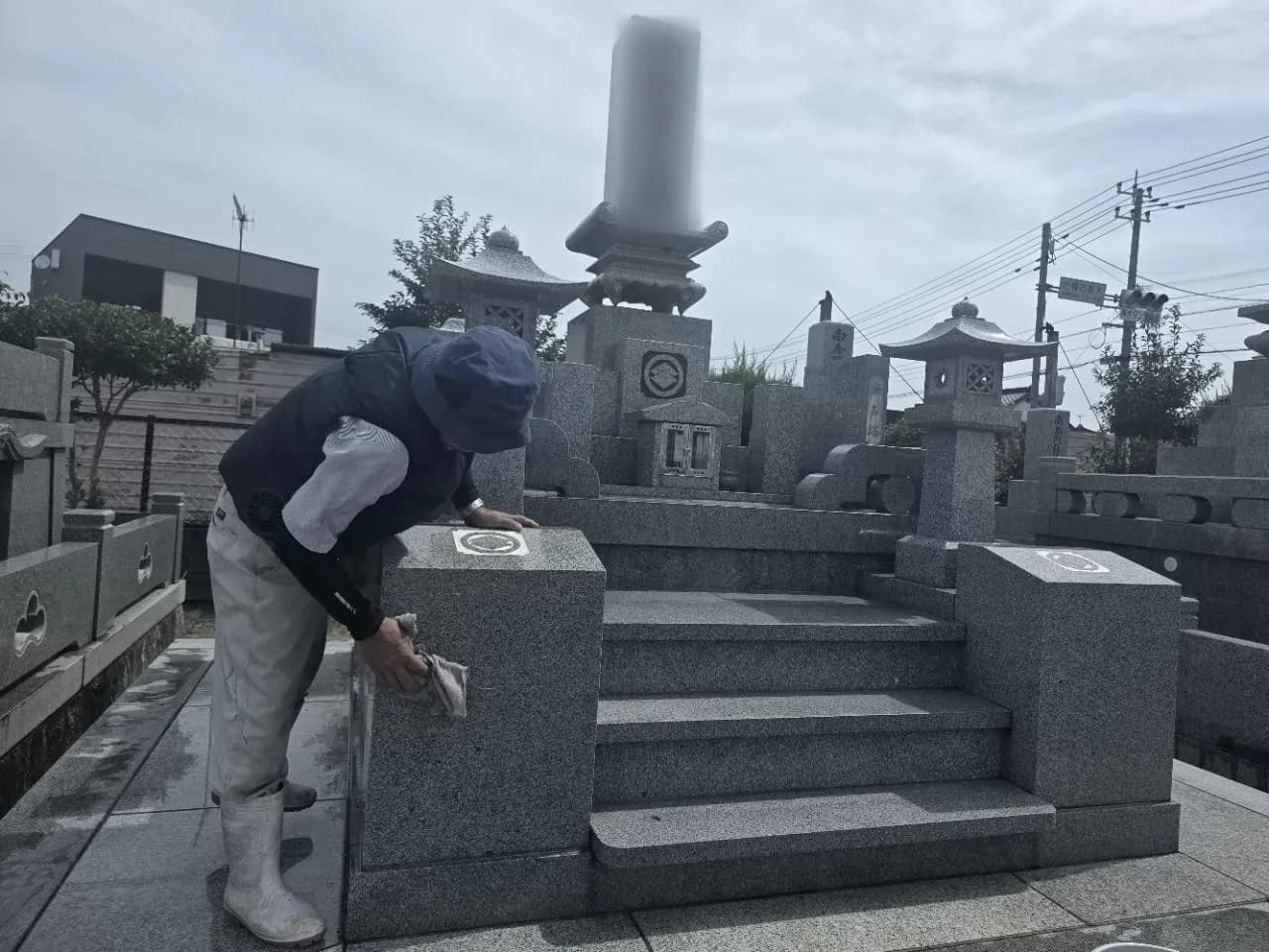 墓石を手作業で丁寧に拭き上げる様子